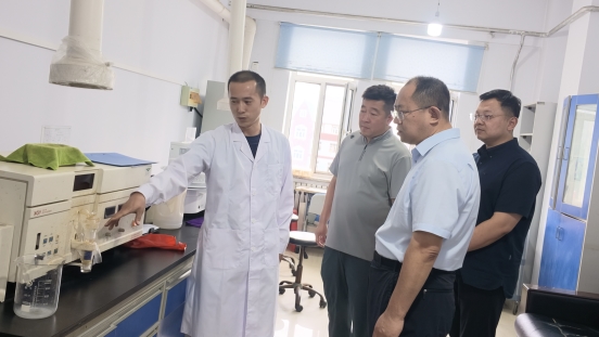 刘永（右二）在了解实验测试设备情况   宋书星  摄
