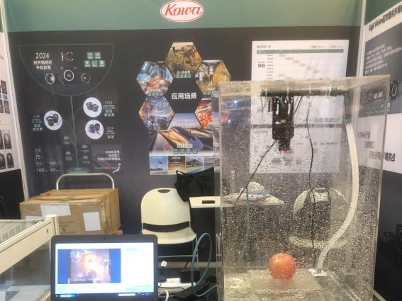 商店的玻璃窗上有贴海报

AI 生成的内容可能不正确。