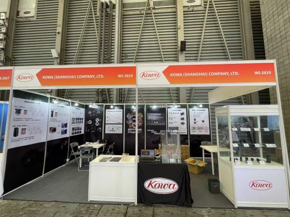 商店的玻璃窗上有贴商标

AI 生成的内容可能不正确。