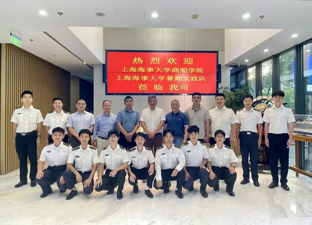 航海教育或校企交流活动人员合影