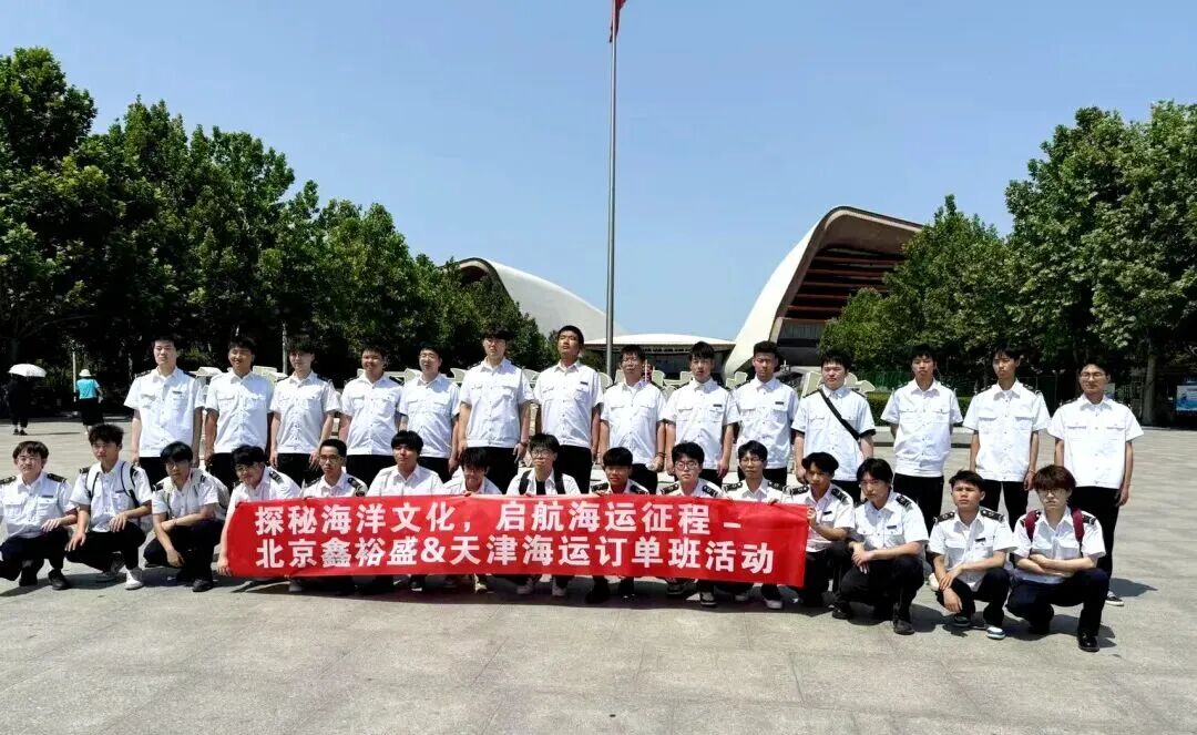 校园或培训基地的大型集体活动合影