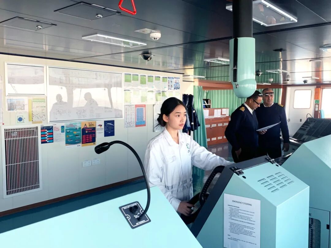 学员在驾驶台模拟器前操作