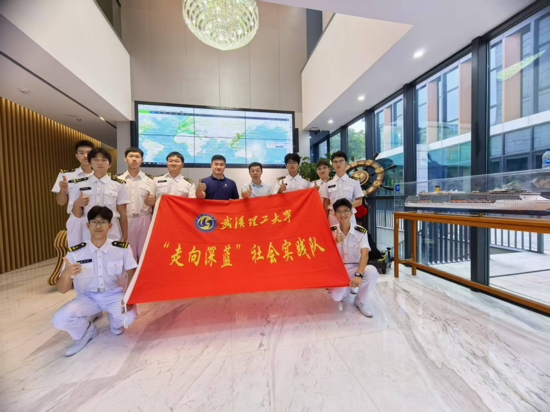 院校师生在培训或办公场所合影