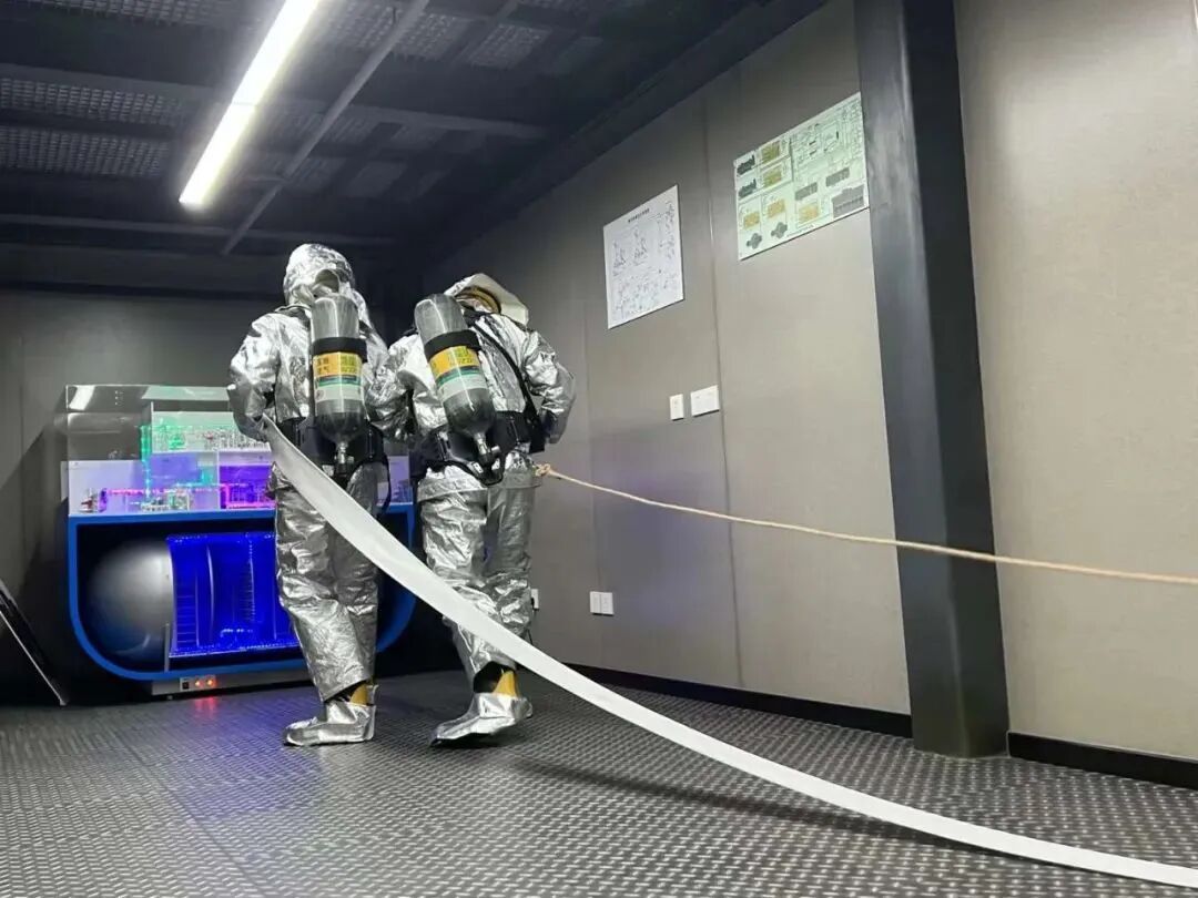 穿戴呼吸器和防护装备的消防训练人员