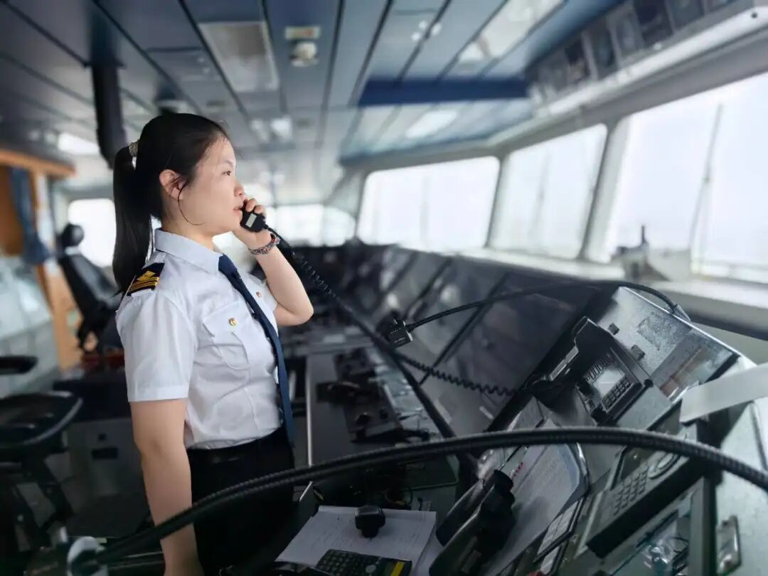 女性船员在船舶驾驶台工作