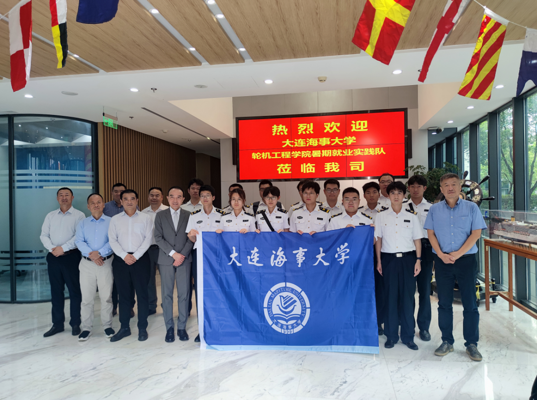 大连海事大学交流来访人员合影