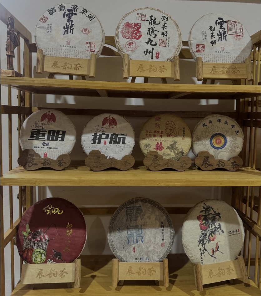 根据客户的特定需求，从茶叶选料、加工工艺、品质等级和包装形象设计等方面着手，为客户量身打造出具有浓郁个人专属风格的茶叶礼品，是一种“一对一”式的高品质服务。定制款茶叶是一种高品质、个性化的茶叶礼品。