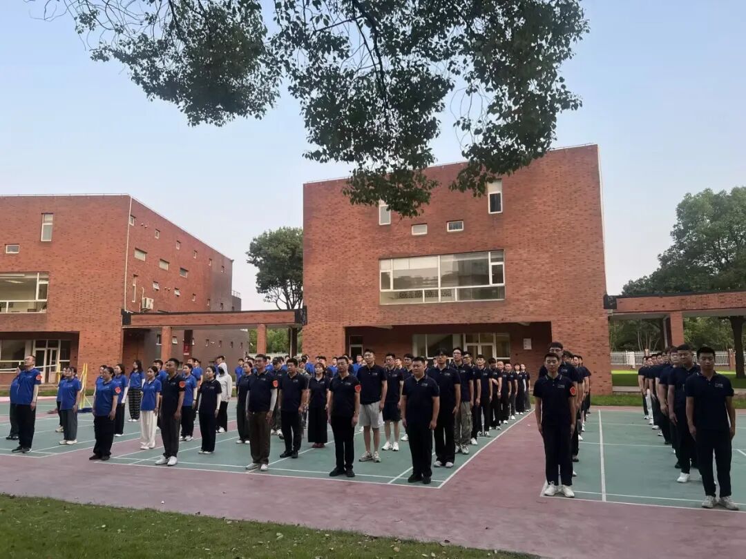 在厨房抱住岳丰满大屁股