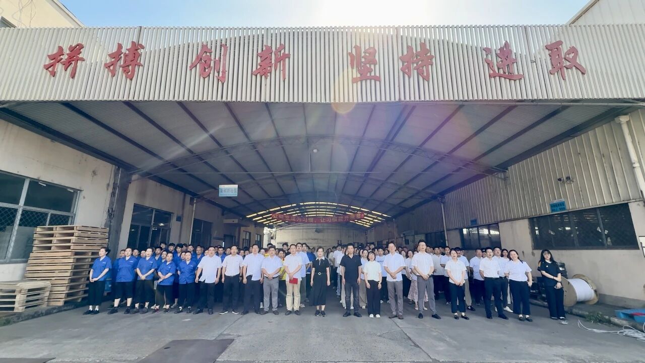 在厨房抱住岳丰满大屁股