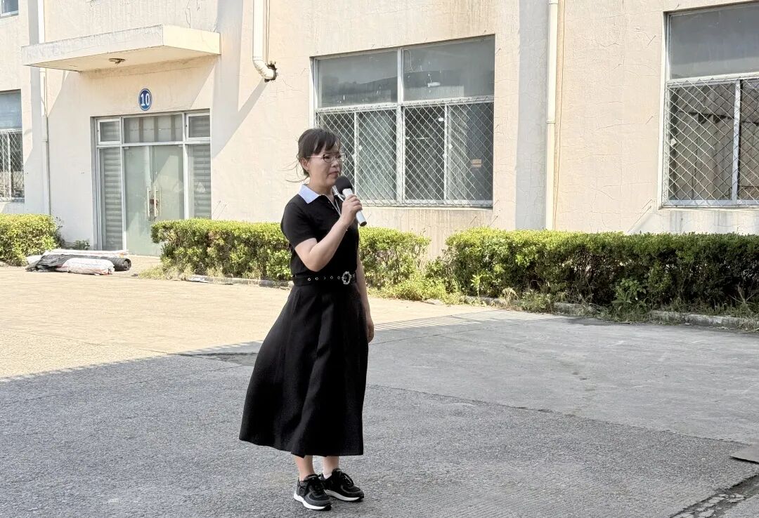 在厨房抱住岳丰满大屁股