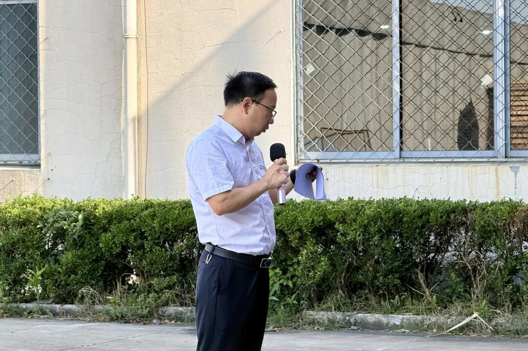在厨房抱住岳丰满大屁股