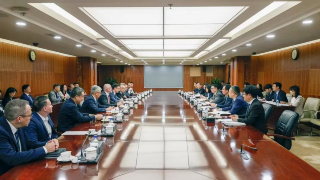 商务部副部长兼国际贸易谈判副代表凌激会见亚太医疗技术协会及会员企业代表团