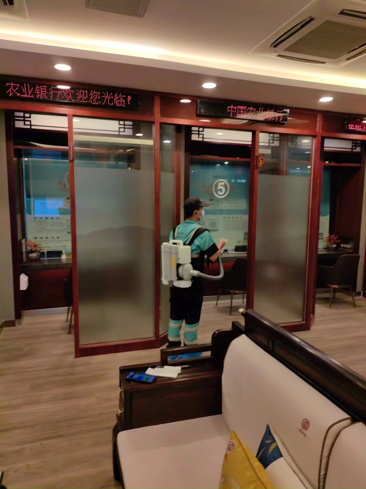 农业银行大石支行消毒现场-f90a1b591e4902bc3630bd03e1c949f