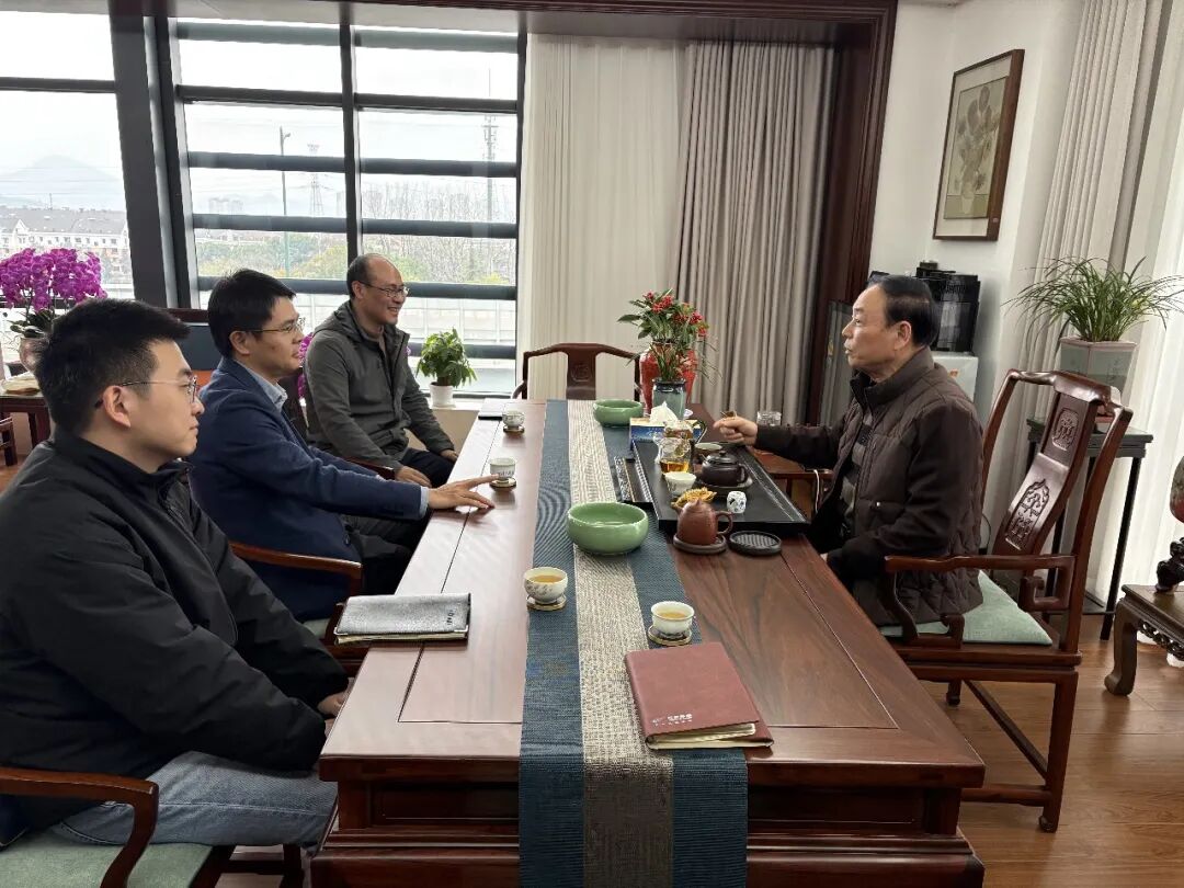 越城区委常委、改革办主任李昼来长业建设集团走访慰问