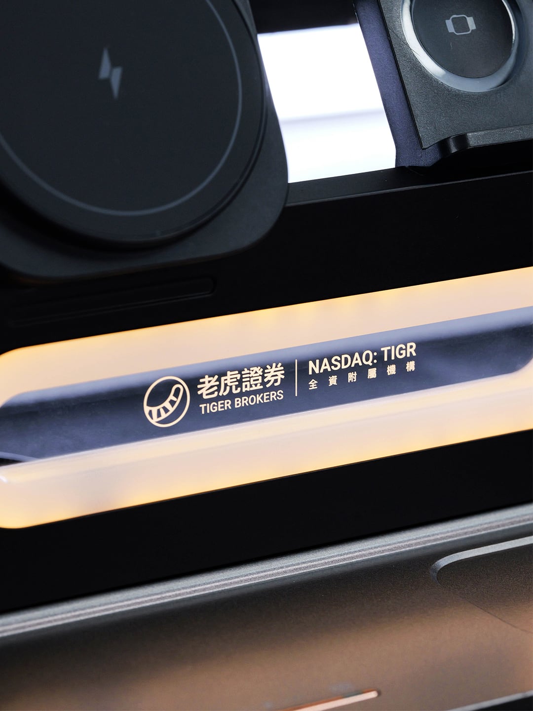 HT-539 折叠磁吸带小夜灯三合一无线充电器折叠无线充夜灯充电站产品图 8