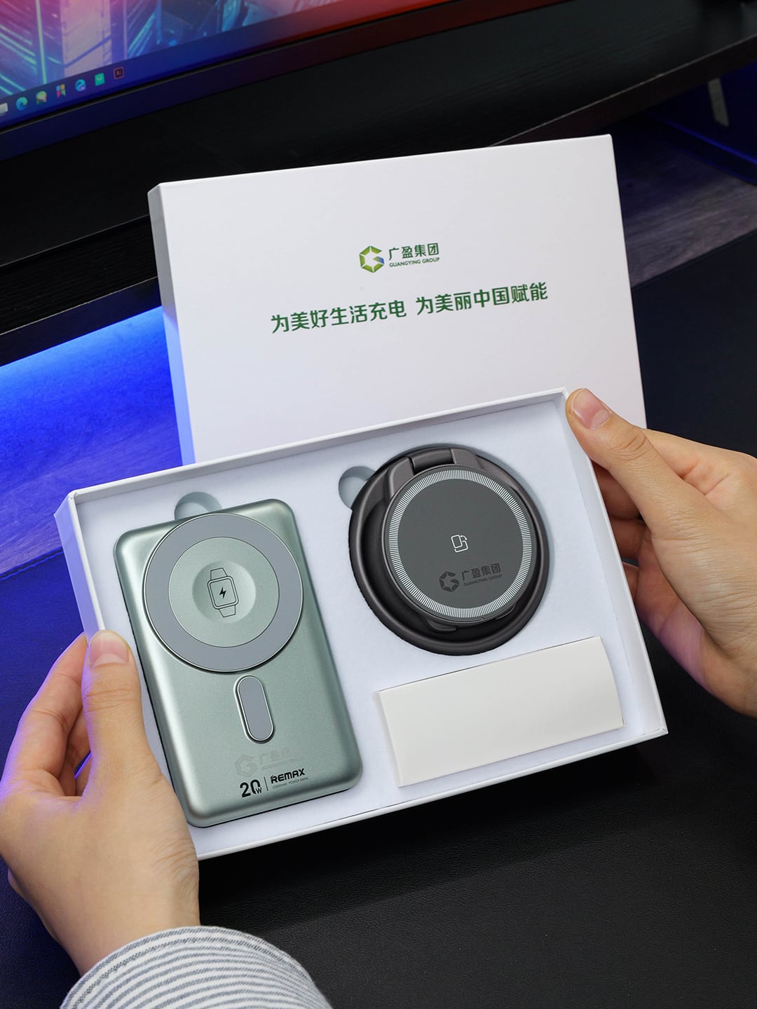 礼途 REMAX睿量CX-2 10000mAh磁吸自带线充电宝+LC208旋转折叠三合一无线充移动补电科技礼盒