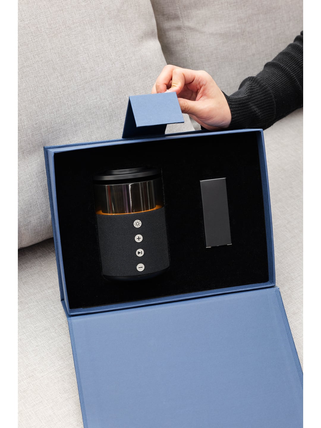 HT-554无线充蓝牙音响桌面蓝牙音箱无线充电器多功能科技礼品