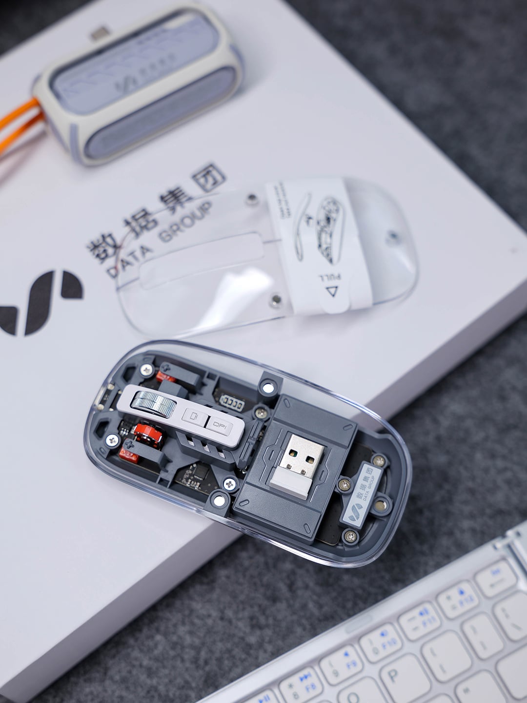 B033三折触控蓝牙键盘+M133透明三模鼠标+G31 5000mAh胶囊应急充电宝移动办公礼盒产品图 6