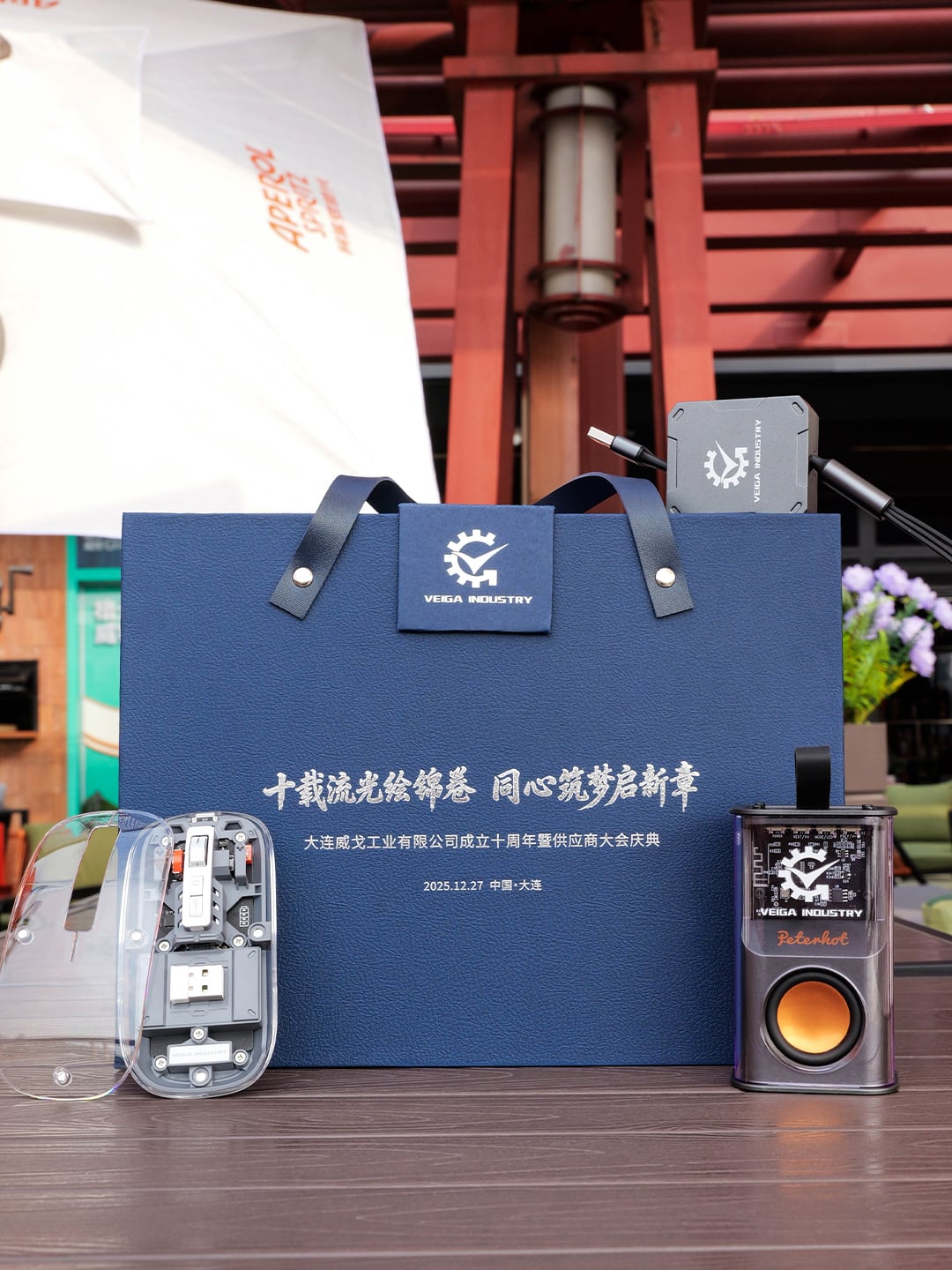 手提礼盒与拆开上盖的透明鼠标、蓝牙音响和充电线共同陈列