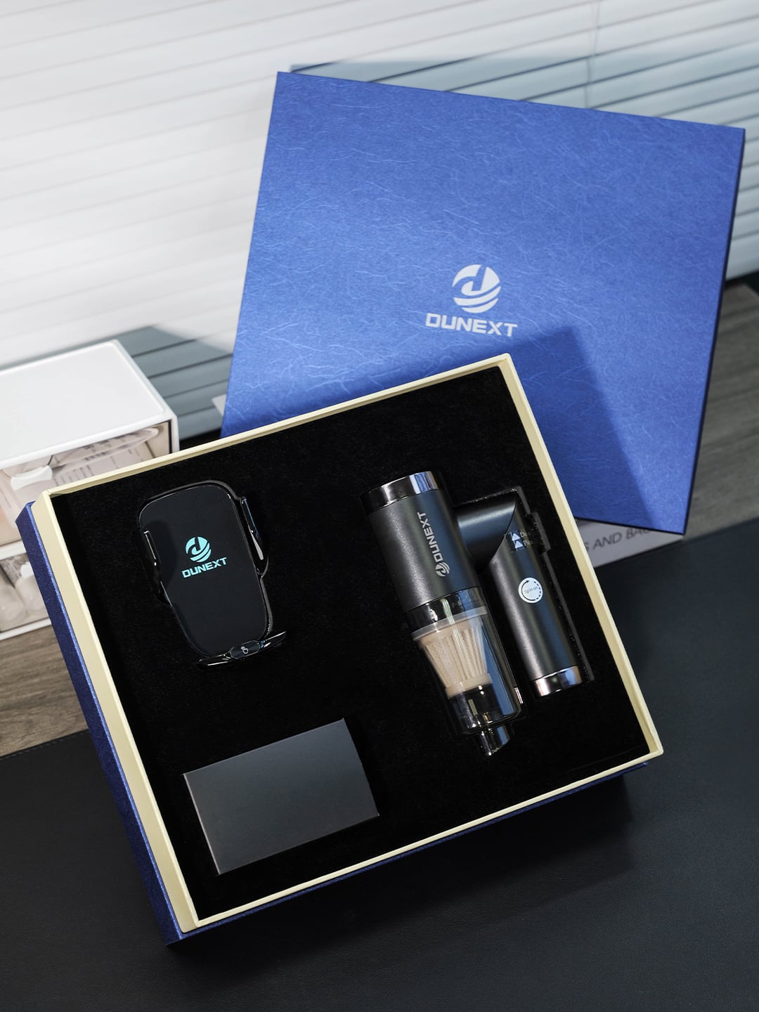 Q108可折叠车载吸尘器+C6自动夹臂无线充车载手机支架汽车礼盒