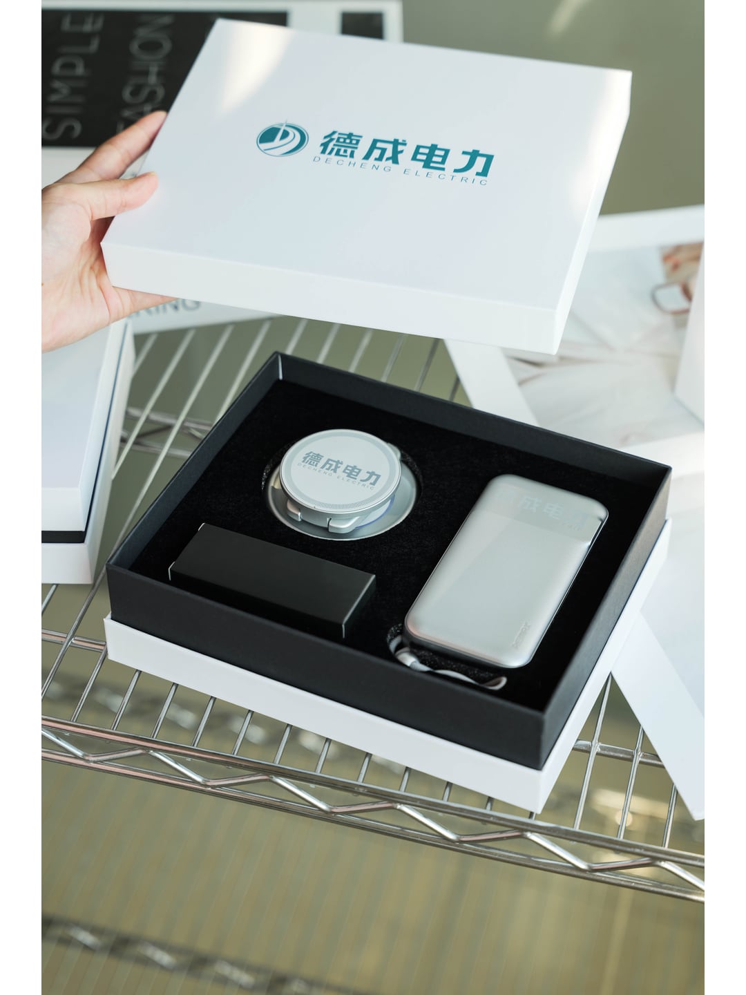 LC208三合一折叠无线充+CP-13 10000mAh自带线墙插充电宝移动补能礼盒