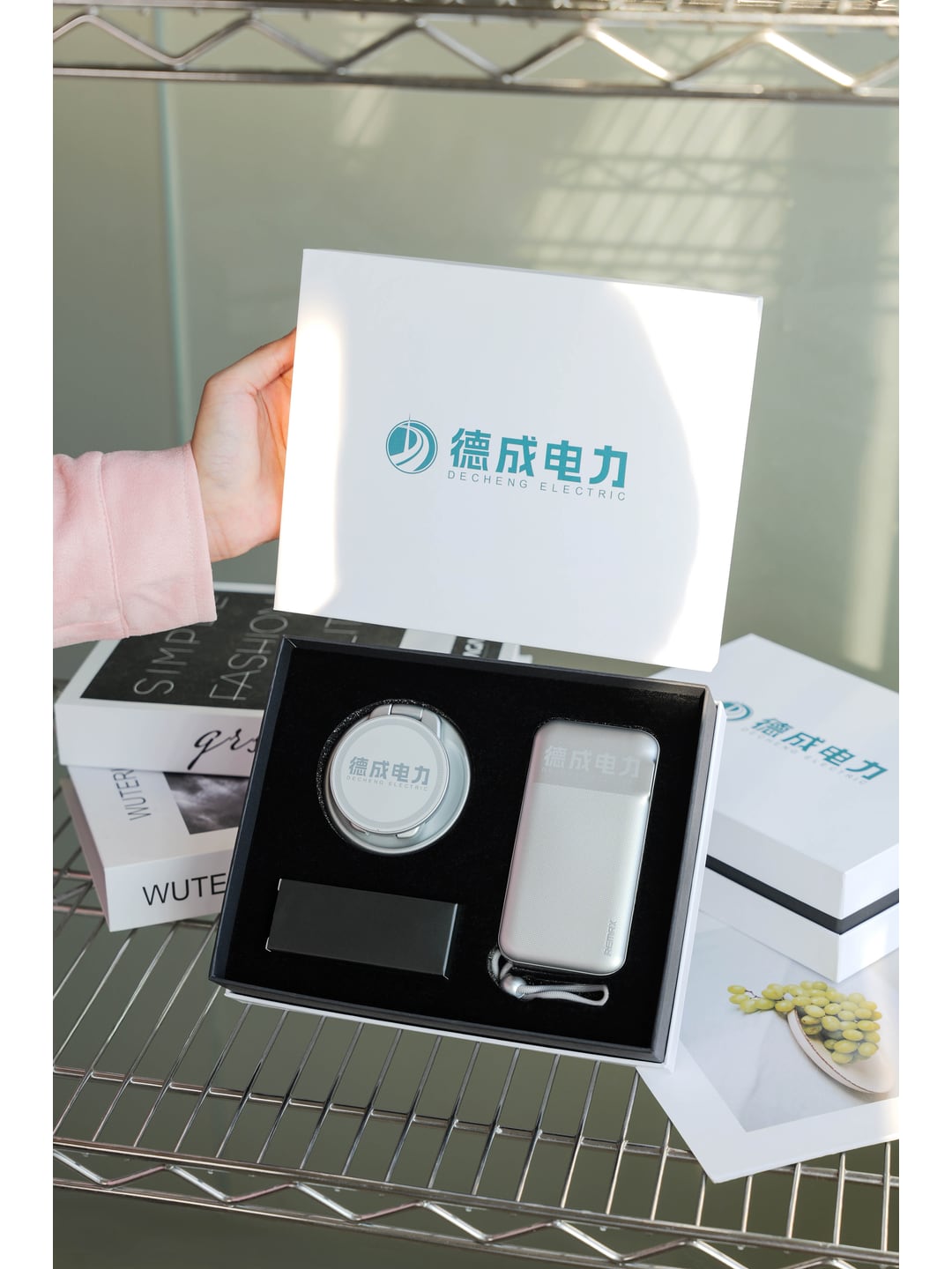 LC208三合一折叠无线充+CP-13 10000mAh自带线墙插充电宝移动补能礼盒产品图 3
