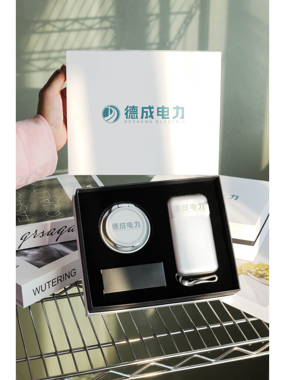LC208三合一折叠无线充+CP-13 10000mAh自带线墙插充电宝移动补能礼盒产品图 4