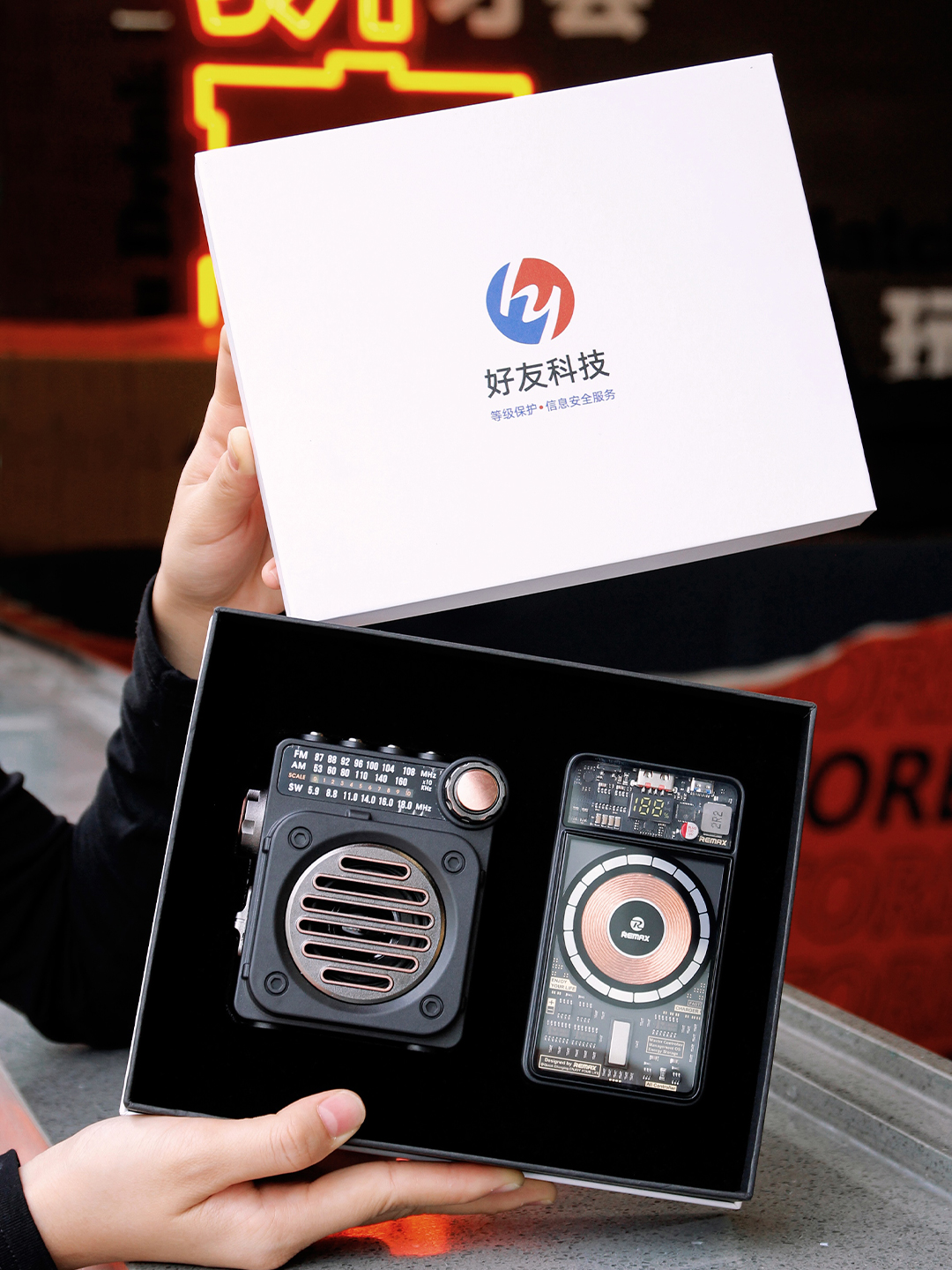 电音战甲机朋克风蓝牙音响充电宝礼盒