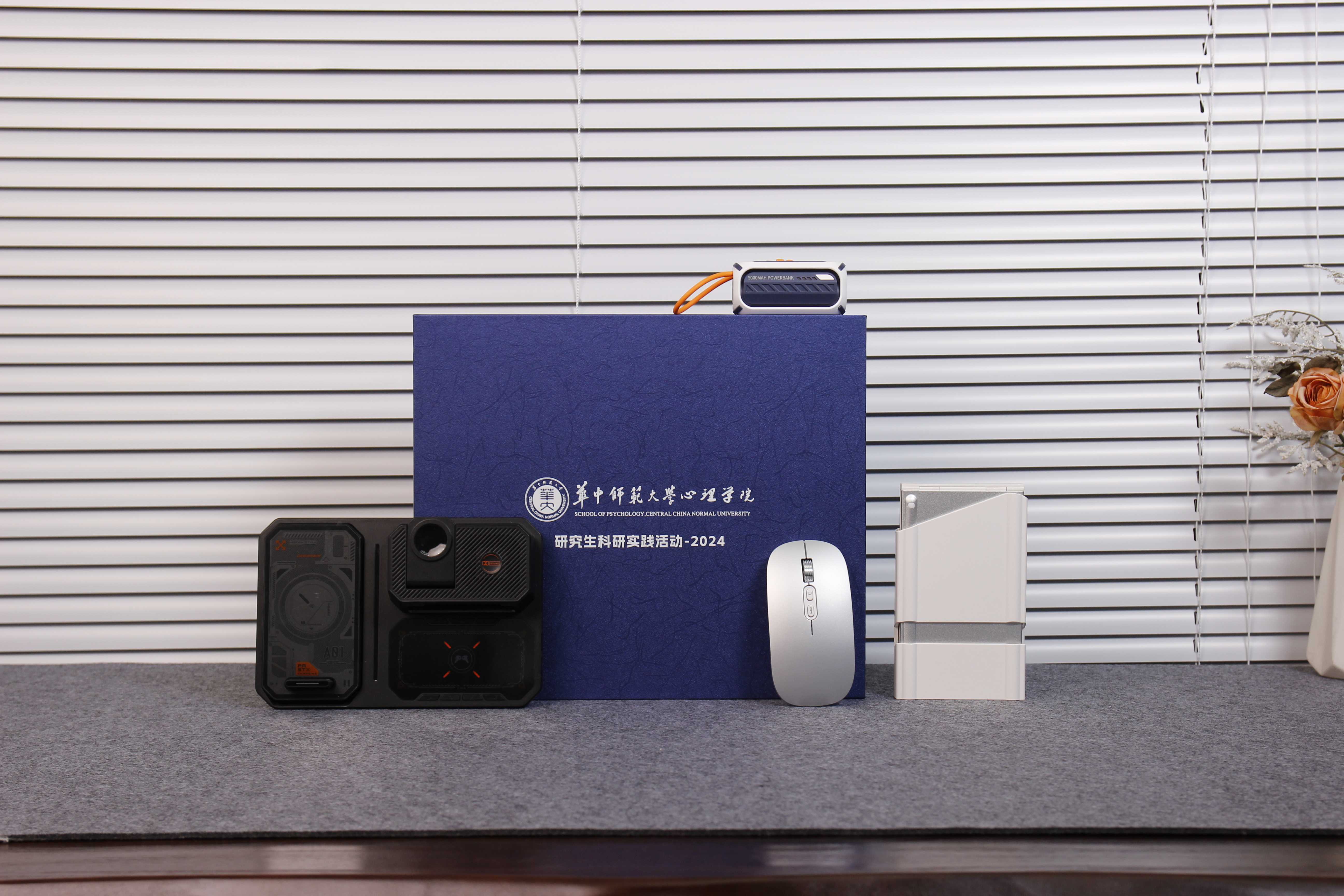 T50多功能无线充+LC-1601折叠键盘+LC-031充电宝+LC-1614静音鼠标移动办公礼盒产品图 3