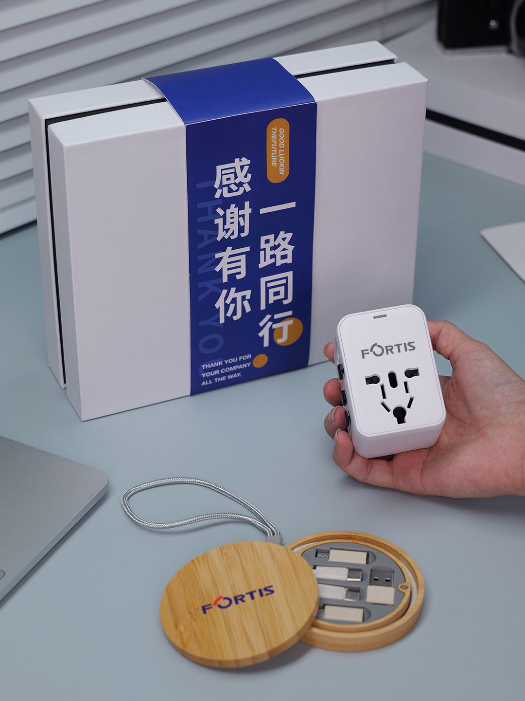 HHT521国际转换插头+木纹数据线全球通转换插头快充数据线出国旅行数码组合礼盒产品图 2