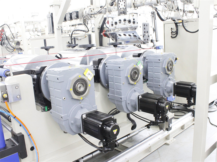 PP三层共挤流延膜机