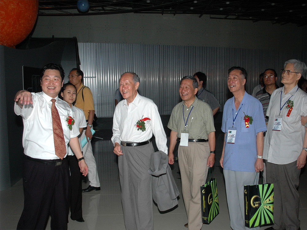 徐叙瑢院士（右一）和苏锵院士（右二）亲临路明科技集团听取肖志国科研成果汇报