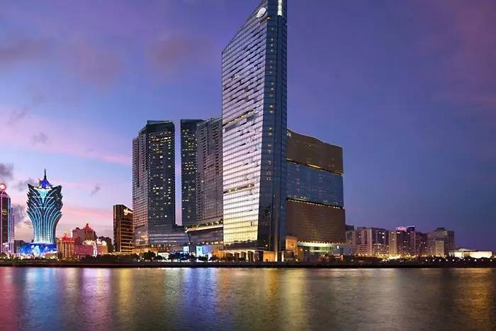 澳门文华东方酒店临水而建，是著名的壹号广场内的一间五星级豪华酒店； 采用的EnOcean能量采集无线技术将极致舒适度与高效能源利用率完美结合。 共采用1,900个EnOcean无源无线开关，以及3,400个执行器； 根据一天中的具体时间、客人进入房间或离开房间，相应自动开启、关闭房间的窗帘。白天，轻质窗帘保持关闭（仅打开遮光窗帘），营造舒适宜人的自然光照环境，同时保证私密性。太阳落山后，若有人进入房间，则所有窗帘自动开启，为客人展现澳门海滨的壮丽灯火； 无线无源解决方案较旧系统，节约了80%的能耗，远超预期