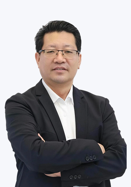 衡中系名校长，研究生学历，曾任6年唐山分校校长；所带分校高考本科率、一本率居唐山市13所民办高中第一；合著《校长工作手册》，衡水模式应用实践落地者。