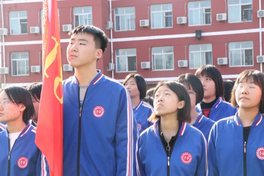 青春的目光，追随着信仰的方向